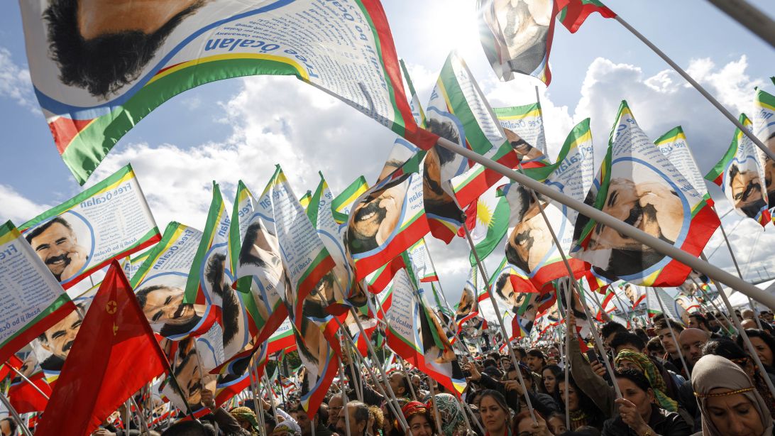 Die Aufnahme zeigt ein Demonstrationsgeschehen mit wehenden Fahnen anlässlich des 25. Internationalen Kurdischen Kulturfestivals an der Deutzer Werft in Köln am 16. September 2017. (Quelle: picture alliance / Geisler-Fotopress | Christoph Hardt/Geisler-Fotopress) Die Aufnahme zeigt ein Demonstrationsgeschehen mit wehenden Fahnen anlässlich des 25. Internationalen Kurdischen Kulturfestivals an der Deutzer Werft in Köln am 16. September 2017.