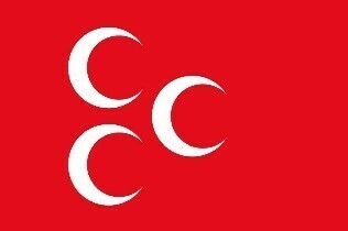 Das Bild zeigt eine rote Flagge mit drei weißen Halbmonden. Sie ist das Logo der „Partei der Nationalistischen Bewegung“ (MHP).