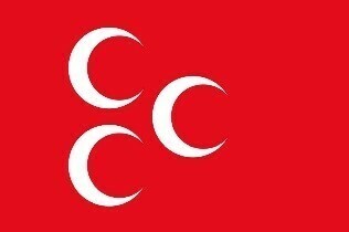 Das Bild zeigt eine rote Flagge mit drei weißen Halbmonden. Sie ist das Logo der „Partei der Nationalistischen Bewegung“ (MHP). Das Bild zeigt eine rote Flagge mit drei weißen Halbmonden. Sie ist das Logo der „Partei der Nationalistischen Bewegung“ (MHP).
