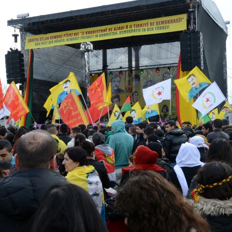 Die Aufnahme vom 22. März 2014 zeigt tausende Kurden, die sich zu ihrem traditionellen Neujahrsfest "Newroz" mit Fahnen bei einer Kundgebung auf den Rheinwiesen in Düsseldorf versammeln.