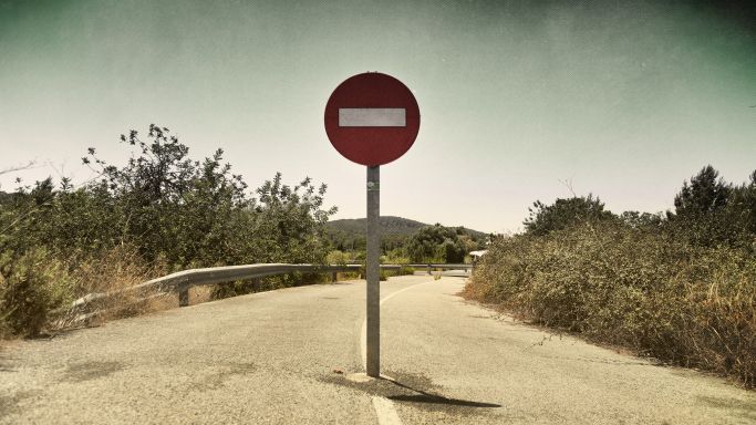 Die Aufnahme zeigt "Einfahrt verboten"-Verkehrsschild mitten auf einer Landstraße