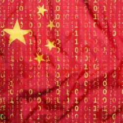 Die Aufnahme zeigt eine Fotomontage der chinesischen Flagge mit binären Codes