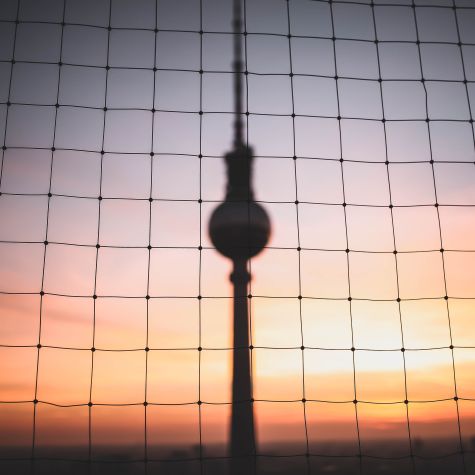 Die Aufnahme zeigt die Silhouette des Berliner Fernsehturm in der Abenddämmerung