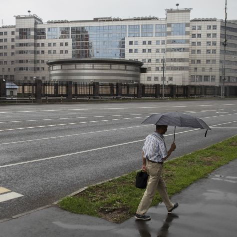 Die Aufnahme zeigt einen Mann mit Regenschirm, der an der Liegenschaft des militärischen Auslandsnachrichtendienstes (GRU) der Russischen Föderation in Moskau vorbeigeht. (Quelle: AP Photo/Pavel Golovkin, File) Die Aufnahme zeigt einen Mann mit Regenschirm, der an der Liegenschaft des militärischen Auslandsnachrichtendienstes (GRU) der Russischen Föderation in Moskau vorbeigeht.