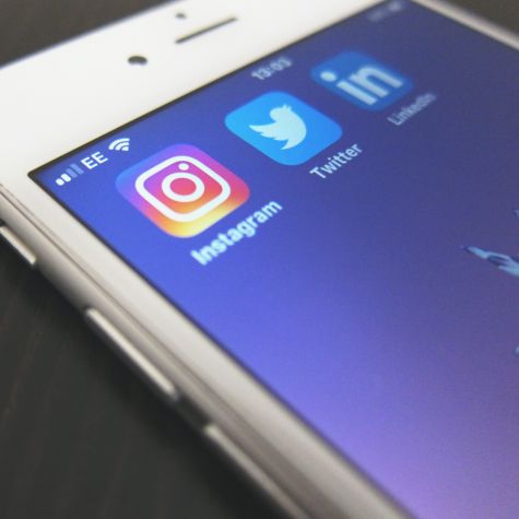 Die Aufnahme zeigt das Display eines Smartphones, auf dem Social Media Apps installiert sind.