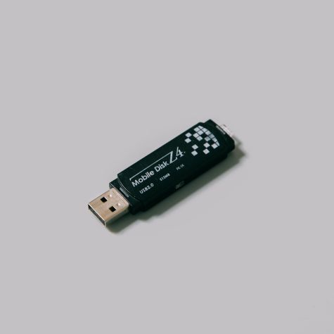 Die Aufnahme zeigt einen USB-Stick. (Quelle: Photo by Charles Deluvio on Unsplash) Die Aufnahme zeigt einen USB-Stick.