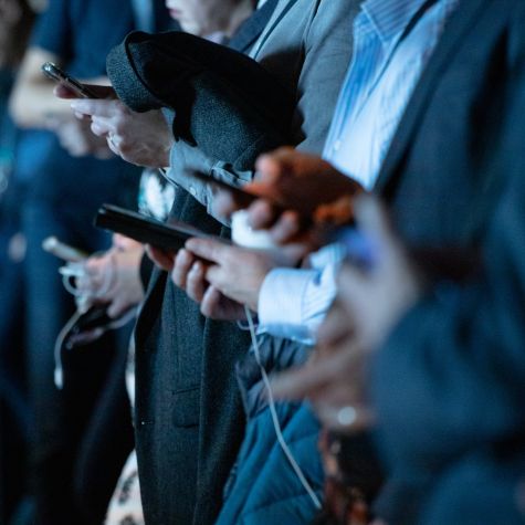 Die Aufnahme zeigt mehrere Personen, die nebeneinander stehen und ihr Smartphone bedienen (Quelle: Photo by Camilo Jimenez on Unsplash) Die Aufnahme zeigt mehrere Personen, die nebeneinander stehen und ihr Smartphone bedienen