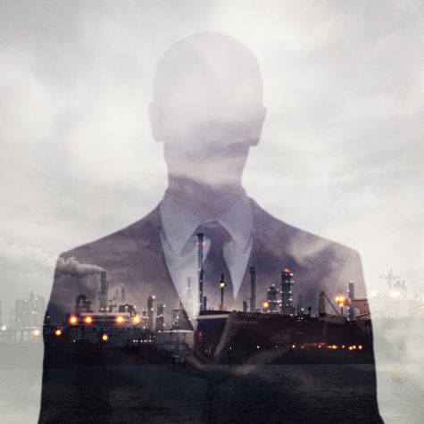 Die Aufnahme zeigt die Silhouette eines Geschäftsmannes über einem Industriekomplex (Quelle: Pete Saloutos / Getty Images) Die Aufnahme zeigt die Silhouette eines Geschäftsmannes über einem Industriekomplex
