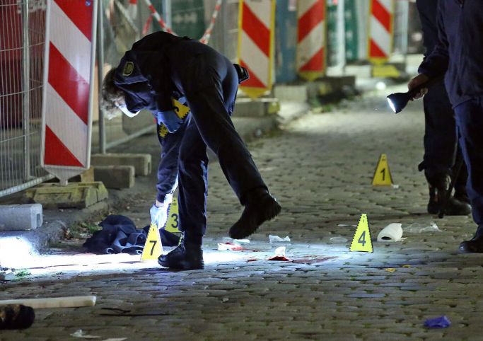 Polizeikräfte untersuchen den Tatort vom Messerangriff am 5.10.2020 in Dresden (Quelle: picture alliance | Roland Halkasch ) Polizeikräfte untersuchen den Tatort vom Messerangriff am 5.10.2020 in Dresden