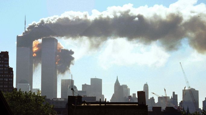 Die Aufnahme vom 11. September 2001 zeigt eine Perspektive auf den Terroranschlag auf das World Trade Center in New York City aus einem Gebäude in New Jersey.