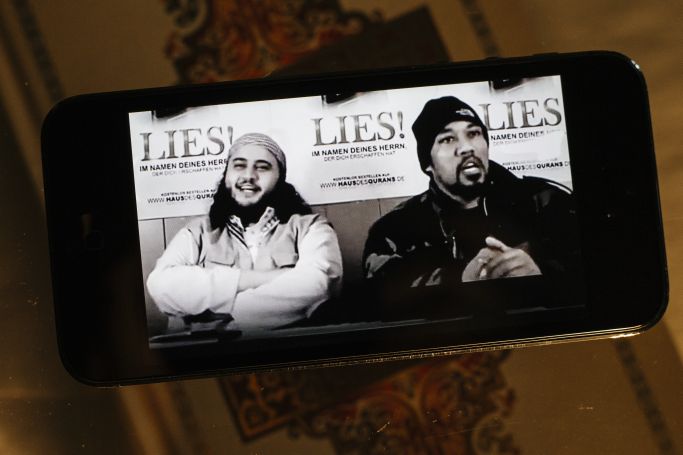 Die Mobiltelefonaufnahme zeigt Mohamed Mahmoud und Denis Cuspert nebeneinander sitzend bei einer Pressekonferenz (Quelle: picture alliance / Stefan Kopetzky / picturedesk.com | Stefan Kopetzky) Die Mobiltelefonaufnahme zeigt Mohamed Mahmoud und Denis Cuspert nebeneinander sitzend bei einer Pressekonferenz