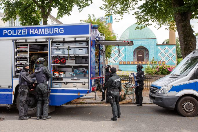 Die Aufnahme zeigt Polizeifahrzeuge vor dem Islamischen Zentrum Hamburg (Quelle: IMAGO | Nikito) Die Aufnahme zeigt Polizeifahrzeuge vor dem Islamischen Zentrum Hamburg