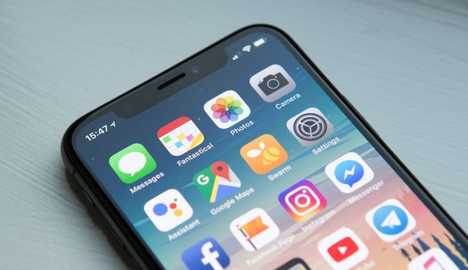 Das Bild zeigt ein iPhone mit verschiedenen Messenger-Apps. (Quelle: Photo by William Hook on Unsplash) Das Bild zeigt ein iPhone mit verschiedenen Messenger-Apps.