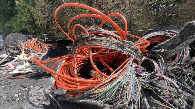 Verbrannte Glasfaserkabel liegen am Strassenrand (Quelle: SvenSimon/picture alliance ) Verbrannte Glasfaserkabel liegen am Strassenrand