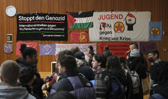 Transparente zur Solidarität mit Palästina an der Wand eines Hörsaals an der Freien Universität in Berlin am 14.12.2023 (Quelle: picture alliance|Anadolu|Halil Sagirkaya) Transparente zur Solidarität mit Palästina an der Wand eines Hörsaals an der Freien Universität in Berlin am 14.12.2023
