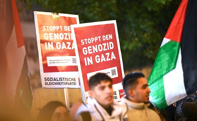 Demonstrationsteilnehmer mit Plakaten "Stoppt den Genozid in Gaza" (Quelle: picture alliance|dpa|Britta Pedersen) Demonstrationsteilnehmer mit Plakaten "Stoppt den Genozid in Gaza"