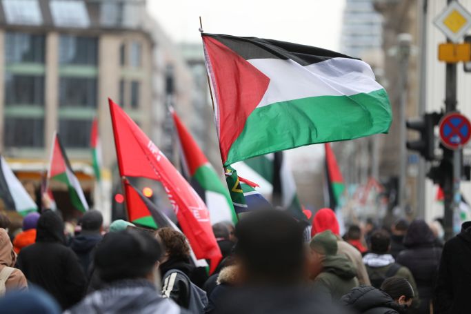 Personen von Hinten halten Palästinaflaggen in die Luft (Quelle: picture alliance|dts-agentur) Personen von Hinten halten Palästinaflaggen in die Luft