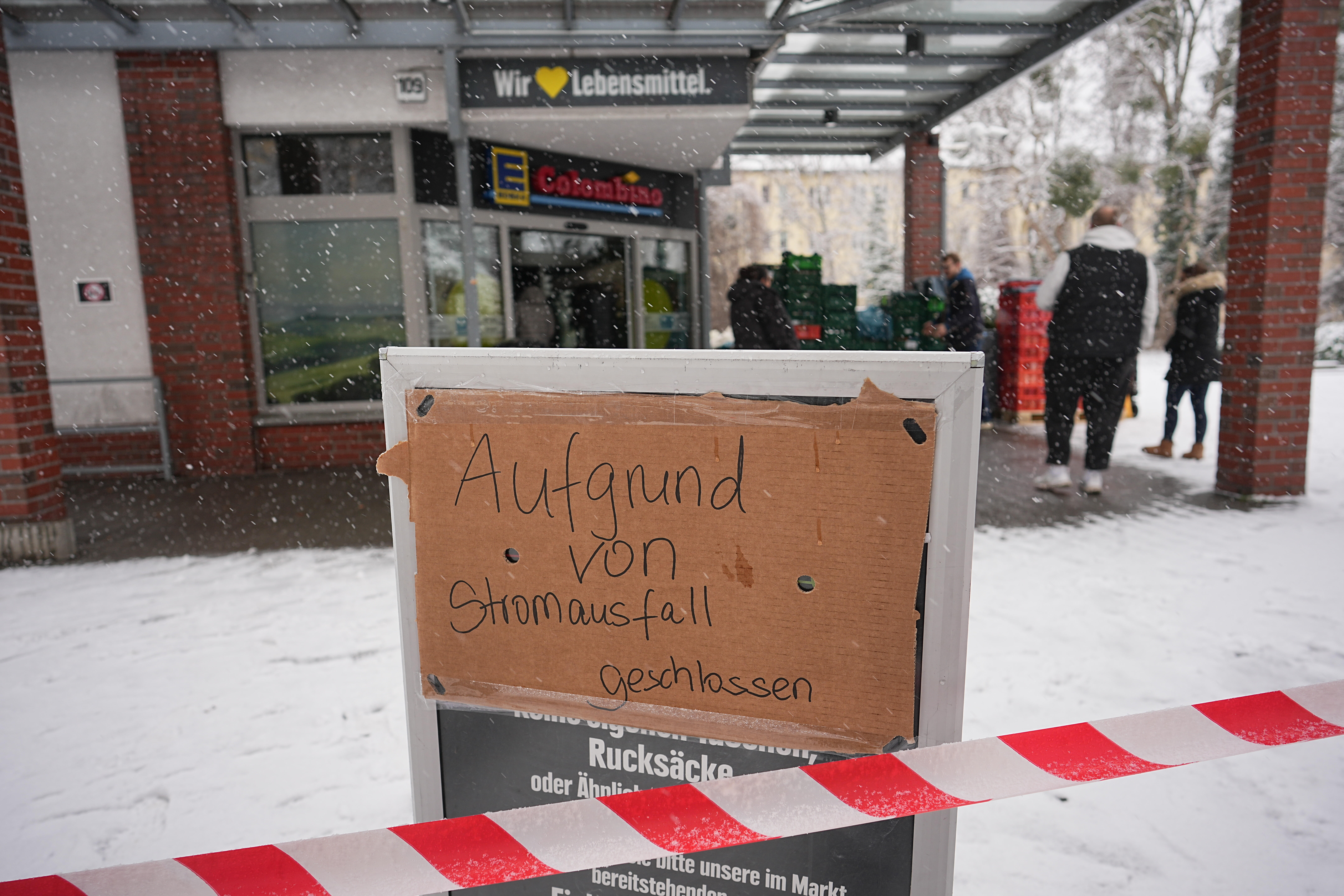 «Aufgrund von Stromausfall geschlossen» steht auf einem Schild vor einem Supermarkt. (Quelle: picture alliance/dpa | Michael Kappeler) «Aufgrund von Stromausfall geschlossen» steht auf einem Schild vor einem Supermarkt.