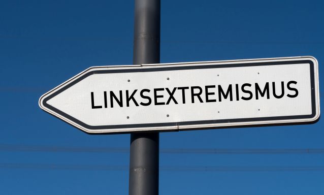 Eine Tafel Mit Dem Wort Linksextremismus (Quelle: Stadtratte/ iStock / Getty Images Plus) Eine Tafel Mit Dem Wort Linksextremismus