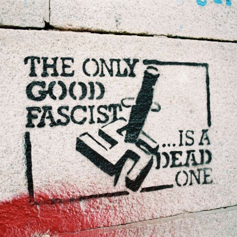 Die Aufnahme zeigt ein antifaschistisches Graffiti auf einer Steinmauer (Quelle: Photo by Markus Spiske on Unsplash) Die Aufnahme zeigt ein antifaschistisches Graffiti auf einer Steinmauer