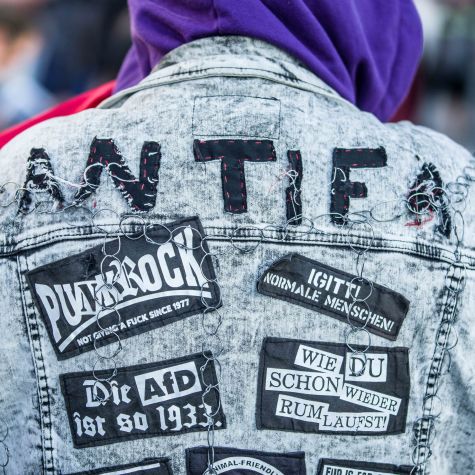 Die Aufnahme vom 26. Oktober 2019 in München zeigt den Rücken eines „Antifa“-Anhängers auf einer Demonstration gegen die Identitäre Bewegung (Quelle: Sachelle Babbar/ZUMAPRESS.com/picture alliance) Die Aufnahme vom 26. Oktober 2019 in München zeigt den Rücken eines „Antifa“-Anhängers auf einer Demonstration gegen die Identitäre Bewegung