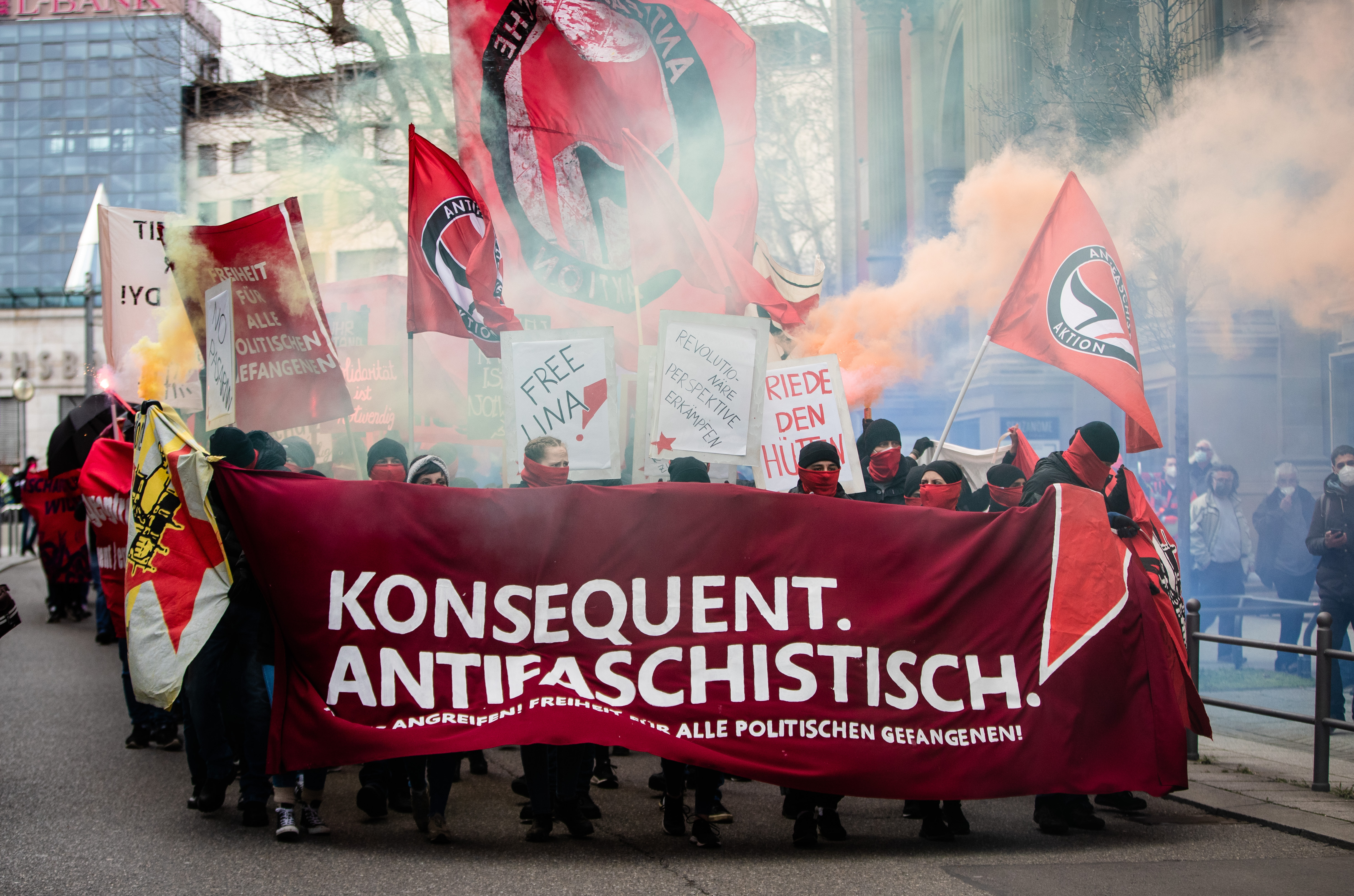 Die Aufnahme zeigt Demonstranten am 20.03.2021 in Berlin mit dem Transparent "Konsequent Antifaschistisch"