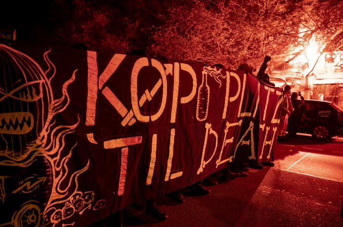 Die Aufnahme zeigt Demonstrationsteilnehmer mit einem Transparent "Köpi Platz till death" am 2. Oktober 2021 in Berlin gegen die Räumung eines Wagenplatzes in der Köpenicker Straße (Quelle: picture alliance / dpa | Fabian Sommer) Die Aufnahme zeigt Demonstrationsteilnehmer mit einem Transparent "Köpi Platz till death" am 2. Oktober 2021 in Berlin gegen die Räumung eines Wagenplatzes in der Köpenicker Straße