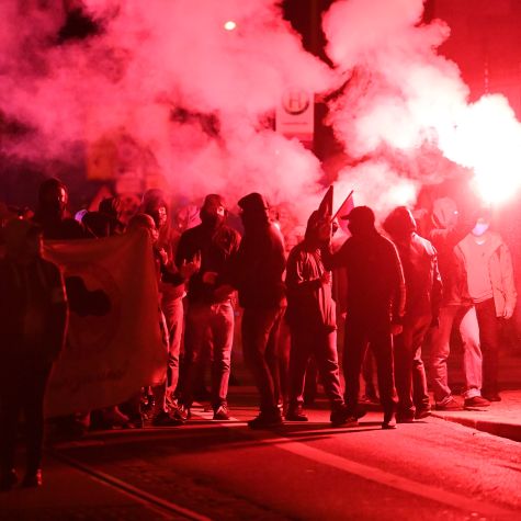 Die Aufnahme zeigt Teilnehmer an einer Demonstration am 5. September 2020 mit roten Pyro-Fackeln im Stadtteil Connewitz in Leipzig (Quelle: picture alliance/dpa/dpa-Zentralbild | Hendrik Schmidt) Die Aufnahme zeigt Teilnehmer an einer Demonstration am 5. September 2020 mit roten Pyro-Fackeln im Stadtteil Connewitz in Leipzig