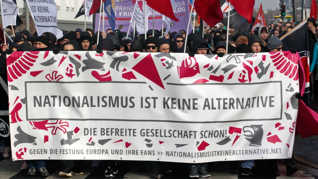 Die Aufnahme zeigt Demonstranten, die am 29.Januar 2017 in Oberhausen (Nordrhein-Westfalen) mit dem Transparent "Nationalismus ist keine Alternative" gegen den Landesparteitag der AfD protestieren. (Quelle: picture alliance / Roland Weihrauch/dpa | Roland Weihrauch) Die Aufnahme zeigt Demonstranten, die am 29.Januar 2017 in Oberhausen (Nordrhein-Westfalen) mit dem Transparent "Nationalismus ist keine Alternative" gegen den Landesparteitag der AfD protestieren.