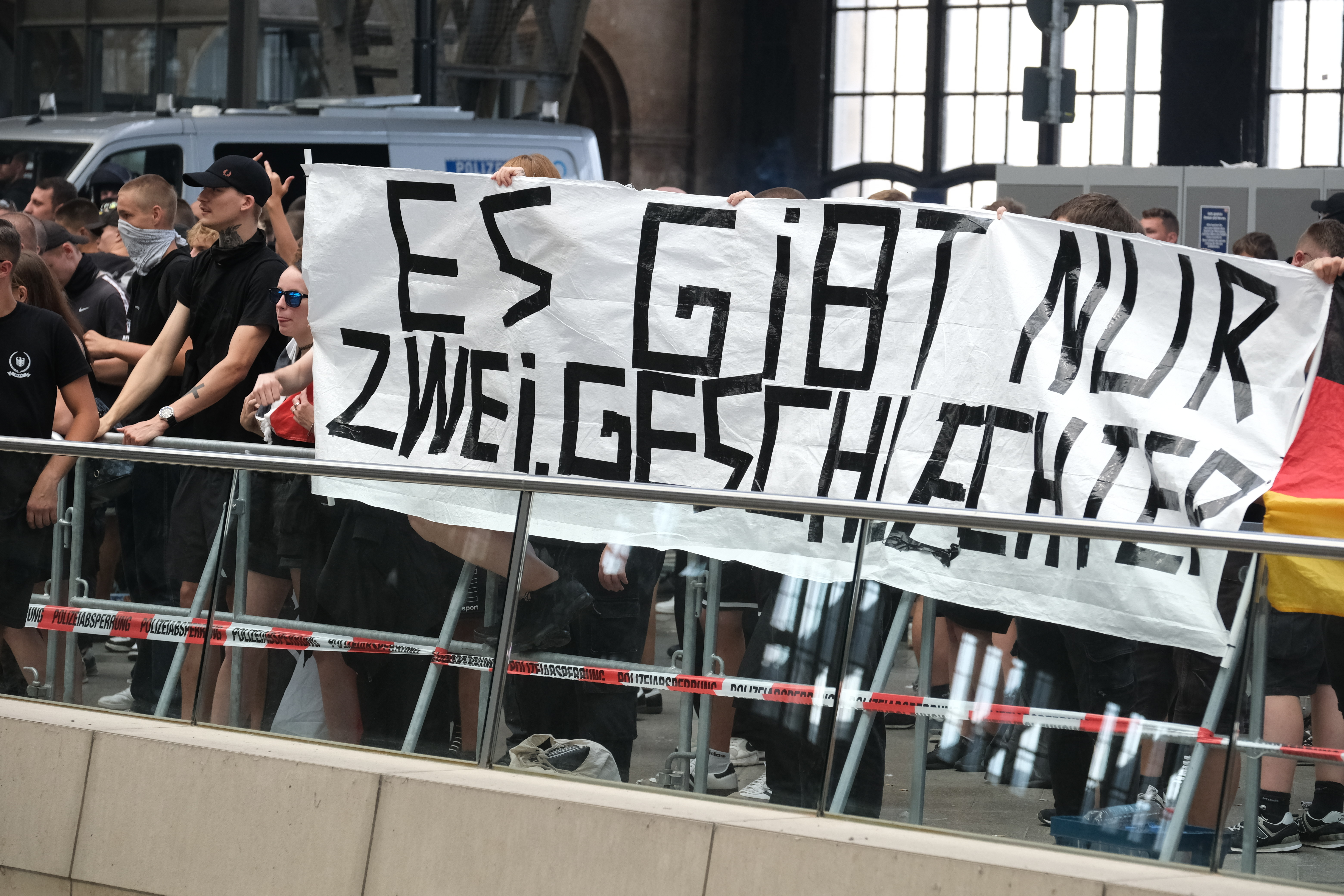 Teilnehmer einer rechtsextremen Versammlung halten im Leipziger Hauptbahnhof ein Transparent mit der Aufschrift „Es gibt nur zwei Geschlechter“ hoch. (Quelle: picture alliance/dpa | Sebastian Willnow) Teilnehmer einer rechtsextremen Versammlung halten im Leipziger Hauptbahnhof ein Transparent mit der Aufschrift „Es gibt nur zwei Geschlechter“ hoch.