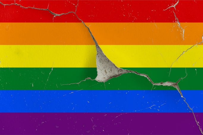 Die Aufnahme zeigt eine Wand in beschädigten Regenbogenfarben (Quelle: picture alliance / SULUPRESS.DE | Torsten Sukrow) Die Aufnahme zeigt eine Wand in beschädigten Regenbogenfarben