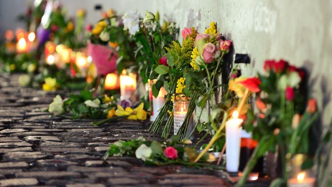 Die Aufnahme zeigt den Tatort in Halle mit Blumen und Kerzen im Oktober 2019.