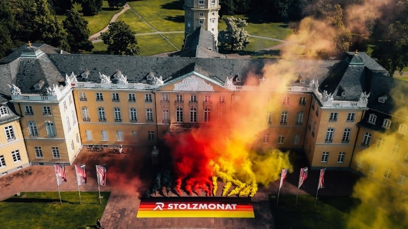 „Stolzmonat“-Aktion vor dem Karlsruher Schloss (Quelle: Telegram) „Stolzmonat“-Aktion vor dem Karlsruher Schloss