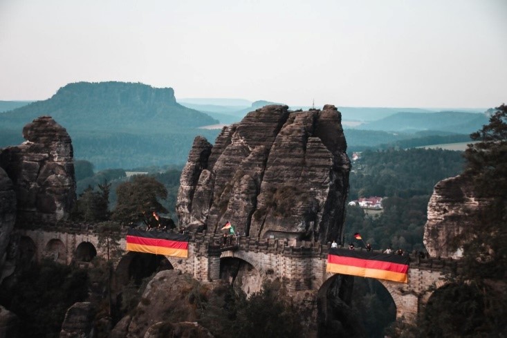 „Stolzmonat“-Aktion auf der Basteibrücke in Sachsen (Quelle: Telegram) „Stolzmonat“-Aktion auf der Basteibrücke in Sachsen