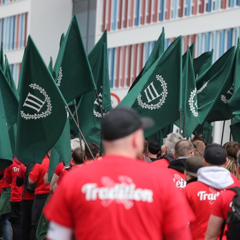 Die Aufnahme zeigt Teilnehmer einer Demonstration, die von der Neonazi-Partei "Der III. Weg" in Chemnitz für den 1. Mai 2018 angemeldet worden war. (Quelle: picture alliance / Jan Woitas/dpa-Zentralbild/dpa | Jan Woitas) Die Aufnahme zeigt Teilnehmer einer Demonstration, die von der Neonazi-Partei "Der III. Weg" in Chemnitz für den 1. Mai 2018 angemeldet worden war.