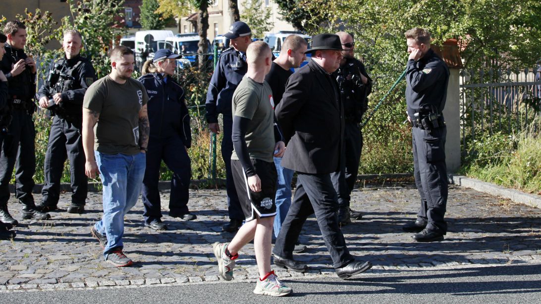 Die Aufnahme vom 12. Oktober 2019 in Ostritz zeigt Neonazis, die mit der Polizei diskutieren, nachdem zuvor die Veranstaltung "Kampf der Nibelungen" in Ostritz (Sachsen) endgültig abgesagt wurde. (Quelle: picture alliance / Geisler-Fotopress | Matthias Wehnert/Geisler-Fotopress) Die Aufnahme vom 12. Oktober 2019 in Ostritz zeigt Neonazis, die mit der Polizei diskutieren, nachdem zuvor die Veranstaltung "Kampf der Nibelungen" in Ostritz (Sachsen) endgültig abgesagt wurde.