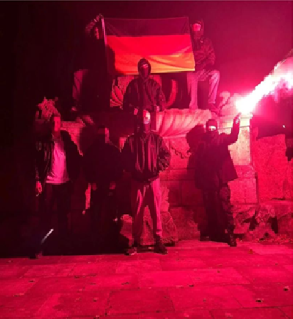 Sieben Personen in dunkler Kleidung posieren mit Deutschlandflagge und Fackel, umgeben von rotem Licht. Ihre Gesichter sind teilweise verdeckt. (Quelle: Instagram) Sieben Personen in dunkler Kleidung posieren mit Deutschlandflagge und Fackel, umgeben von rotem Licht. Ihre Gesichter sind teilweise verdeckt.
