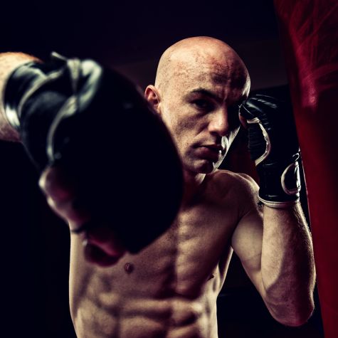 Die Aufnahme zeigt einen Mixed Martial Arts-Athleten beim Training (Quelle: Photo by Damir Spanic on Unsplash) Die Aufnahme zeigt einen Mixed Martial Arts-Athleten beim Training