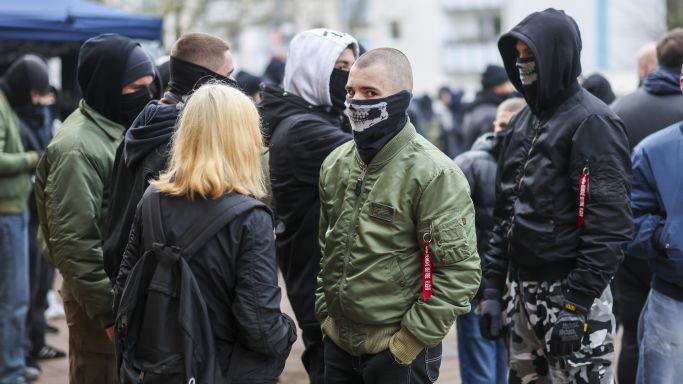 Eine Gruppe junger Menschen in szenetypischer Kleidung, die Gesichter sind teilweise verdeckt. (Quelle: picture alliance/dpa / Christoph Reichwein) Eine Gruppe junger Menschen in szenetypischer Kleidung, die Gesichter sind teilweise verdeckt.