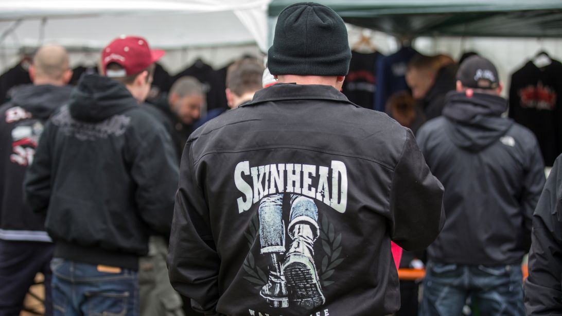 Die Aufnahme vom 28. Oktober 2017 zeigt Anhänger der rechtsextremistischen Szene auf einem Rechtsrock-Konzert in Themar (TH). Bereits im Sommer 2017 hatte in Themar die Veranstaltung "Rock gegen Überfremdung II" mit rund 6.000 Teilnehmern stattgefunden. (Quelle: picture alliance / Arifoto Ug/Michael Reichel/dpa-Zentralbild/ZB | arifoto UG) Die Aufnahme vom 28. Oktober 2017 zeigt Anhänger der rechtsextremistischen Szene auf einem Rechtsrock-Konzert in Themar (TH). Bereits im Sommer 2017 hatte in Themar die Veranstaltung "Rock gegen Überfremdung II" mit rund 6.000 Teilnehmern stattgefunden.