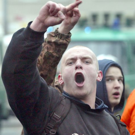 Die Aufnahme zeigt den Teilnehmer einer Neonazi-Demonstration gegen das Verbot der rechtsextremistischen Band "Landser" in Berlin am 10. Januar 2004.  (Quelle: picture alliance / ASSOCIATED PRESS | MARKUS SCHREIBER) Die Aufnahme zeigt den Teilnehmer einer Neonazi-Demonstration gegen das Verbot der rechtsextremistischen Band "Landser" in Berlin am 10. Januar 2004.
