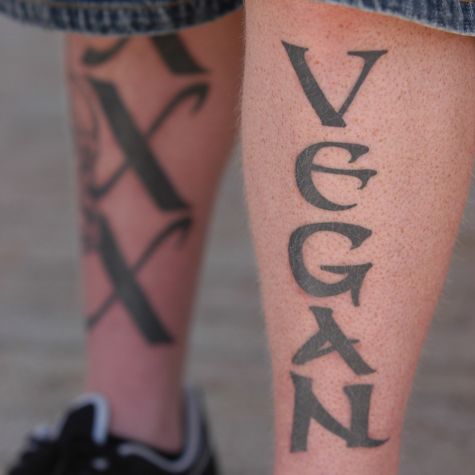 Die Aufnahme zeigt die Unterschenkel eines Mannes, auf dessen Schienbeinen ein Straight-Edge-Tattoo (X.X.X.) und ein Veganismus-Tattoo (Vegan) zu erkennen sind. (Quelle: picture alliance / AP Photo | FRED HAYES) Die Aufnahme zeigt die Unterschenkel eines Mannes, auf dessen Schienbeinen ein Straight-Edge-Tattoo (X.X.X.) und ein Veganismus-Tattoo (Vegan) zu erkennen sind.
