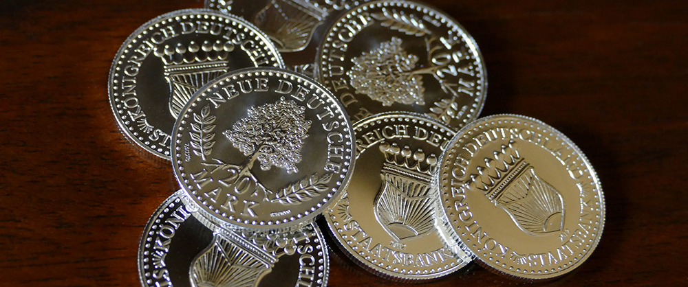Das Bild zeigt Münzen mit dem Schriftzug „Neue Deutsche Mark". Das Bild zeigt Münzen mit dem Schriftzug „Neue Deutsche Mark".