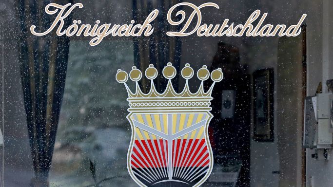 Das Logo des «Königreich Deutschland» prangt am 23.02.2017 am Fenster eines Pförtnerhauses in Lutherstadt Wittenberg (Sachsen-Anhalt). (Quelle: picture alliance / Jan Woitas/dpa-Zentralbild/ZB | Jan Woitas) Das Logo des «Königreich Deutschland» prangt am 23.02.2017 am Fenster eines Pförtnerhauses in Lutherstadt Wittenberg (Sachsen-Anhalt).