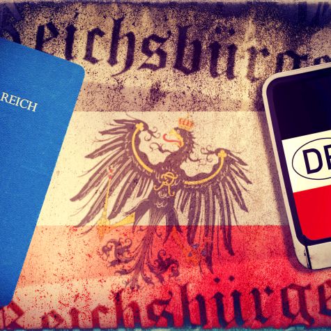 Die Abbildung zeigt symbolhaft Reichsbuerger-Paesse, Reichsadler und Reichsbuerger-Nummernschild. (Quelle: C. Ohde/blickwinkel/McPHOTO/picture alliance) Die Abbildung zeigt symbolhaft Reichsbuerger-Paesse, Reichsadler und Reichsbuerger-Nummernschild.