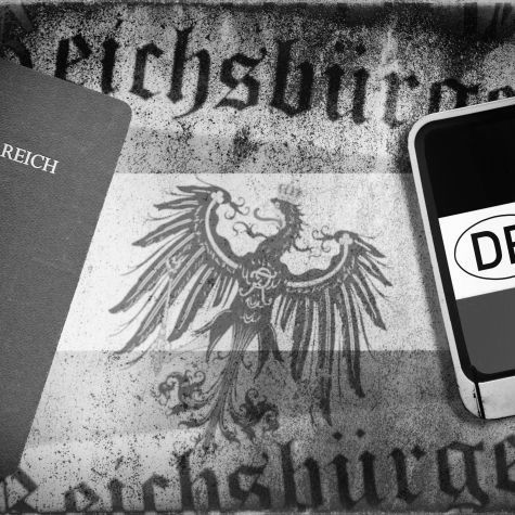 Die Aufnahmezeigt einen Reisepass mit Bundesadler und dem Aufdruck „Deutsches Reich“ (Quelle: C. Ohde/blickwinkel/McPHOTO/picture alliance) Die Aufnahmezeigt einen Reisepass mit Bundesadler und dem Aufdruck „Deutsches Reich“
