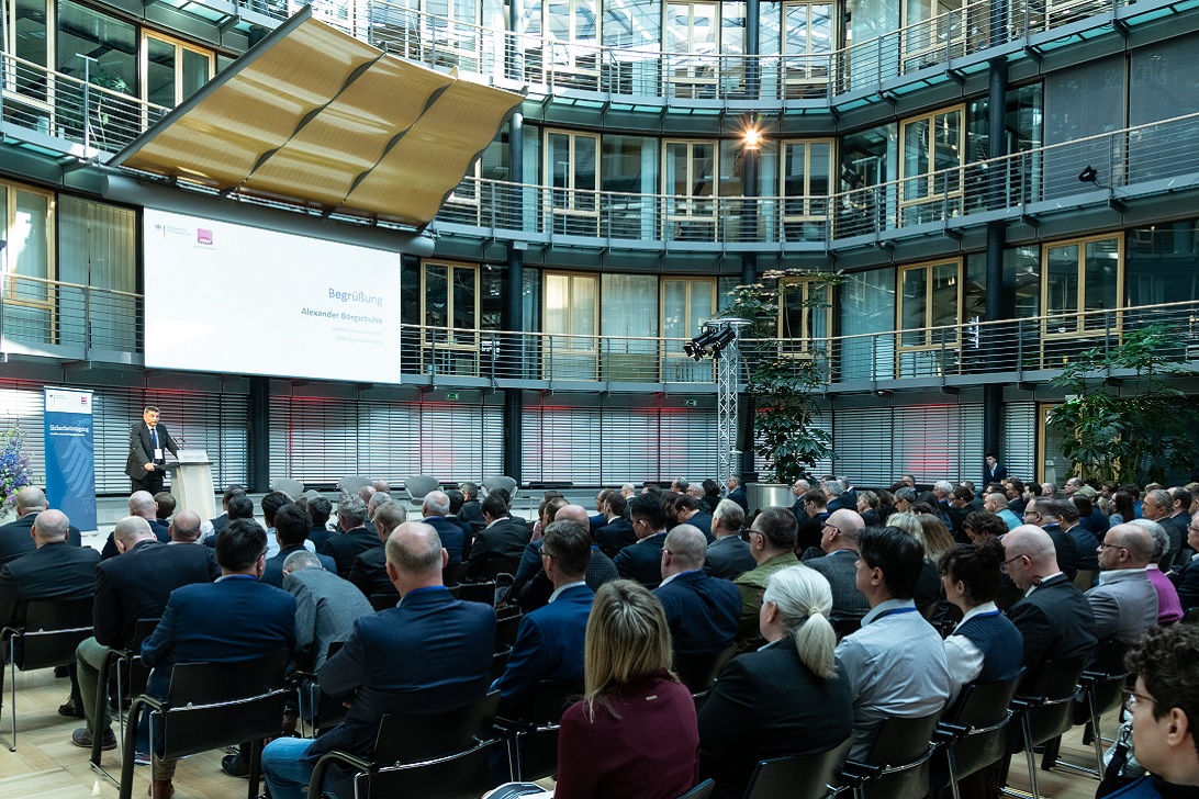Vorstandsvorsitzender des ASW Bundesverbands Alexander Borgschulze am Rednerpult bei der Begrüßung der Teilnehmenden der 18. BfV/ASW-Sicherheitstagung. (Quelle: Leo Seidel Fotografie) Vorstandsvorsitzender des ASW Bundesverbands Alexander Borgschulze am Rednerpult bei der Begrüßung der Teilnehmenden der 18. BfV/ASW-Sicherheitstagung.
