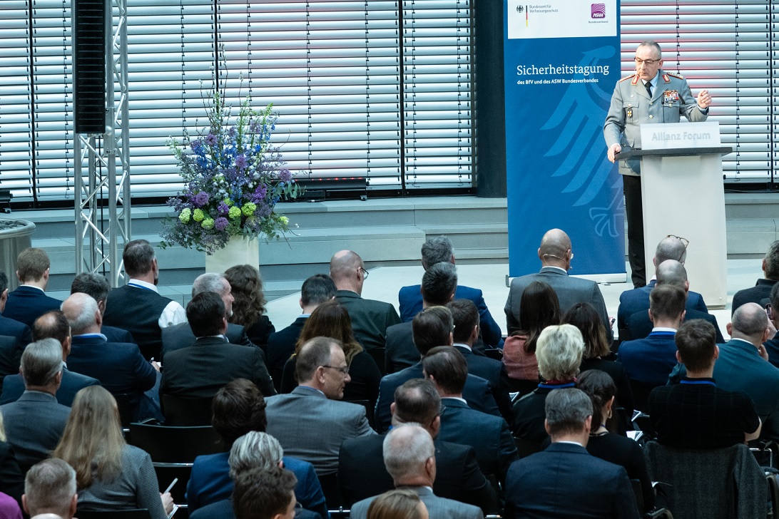 Generalinspekteur Carsten Breuer spricht am Rednerpult zu den Teilnehmenden der 18. BfV/ASW-Sicherheitstagung. (Quelle: Leo Seidel Fotografie) Generalinspekteur Carsten Breuer spricht am Rednerpult zu den Teilnehmenden der 18. BfV/ASW-Sicherheitstagung.