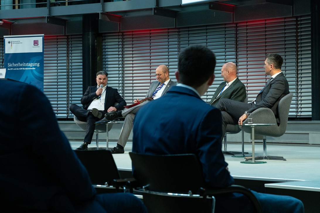 Lars Findorff, Moderator Bodo Becker, Robert Braun und Andreas Maack bei einer Diskussion im Rahmen der 18. BfV/ASW-Sicherheitstagung. (Quelle: Leo Seidel Fotografie) Lars Findorff, Moderator Bodo Becker, Robert Braun und Andreas Maack bei einer Diskussion im Rahmen der 18. BfV/ASW-Sicherheitstagung.