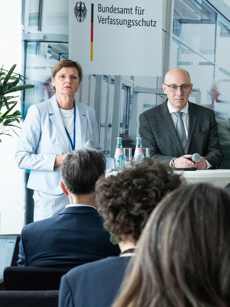 Stellvertretende Pressesprecherin Isabelle Kalbitzer mit Vizepräsident Sinan Selen bei der 18. BfV/ASW-Tagung. (Quelle: Leo Seidel Fotografie) Stellvertretende Pressesprecherin Isabelle Kalbitzer mit Vizepräsident Sinan Selen bei der 18. BfV/ASW-Tagung.